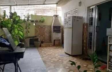 Imagem: A casa possui 2 Dormitórios, 2 Banheiros, 2 Vagas na garagem