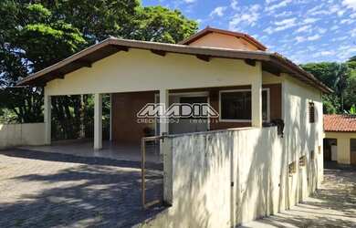 Imagem: A casa possui 4 Dormitórios, 5 Banheiros, 5 Vagas na garagem