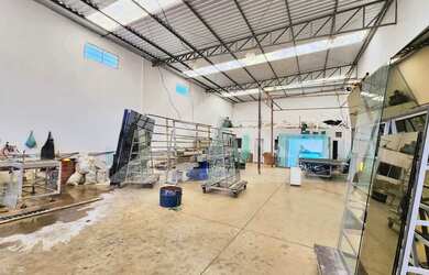 Imagem: O depósito possui 3 Vagas na garagem, 320m² de Área e está