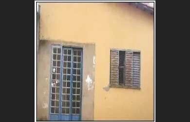 Imagem: A casa possui 2 Dormitórios, 1 Banheiro, 1 Vaga na garagem