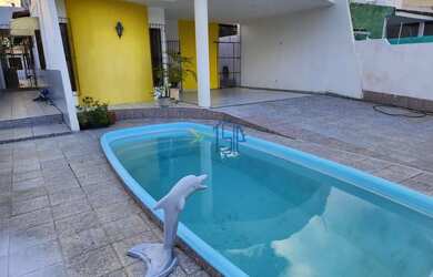 Imagem: A casa possui 5 Dormitórios, 5 Banheiros, 5 Vagas na garagem