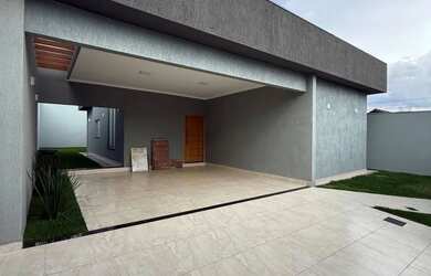 Imagem: A casa possui 3 Dormitórios, 2 Banheiros, 2 Vagas na garagem