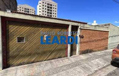 Imagem: A casa possui 3 Dormitórios, 4 Banheiros, 5 Vagas na garagem