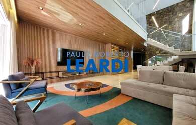 Imagem: A casa em condomínio possui 4 Dormitórios, 5 Banheiros, 2