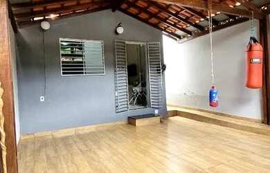 Imagem: Casa usada com 2 quartos no Bairro Carmelo. Garagem coberta