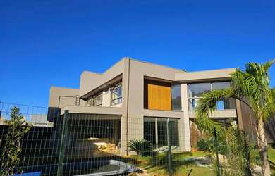 Imagem: A casa possui 4 Dormitórios, 4 Banheiros e 480m² de Área