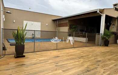 Imagem: A casa possui 3 Dormitórios, 4 Banheiros, 5 Vagas na garagem