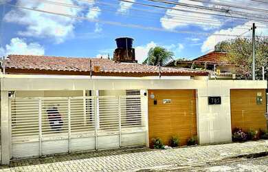 Imagem: A casa possui 3 Dormitórios, 5 Banheiros, 3 Vagas na garagem