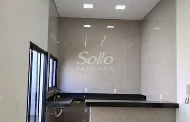 Imagem: A casa possui 3 Dormitórios, 2 Banheiros, 2 Vagas na garagem