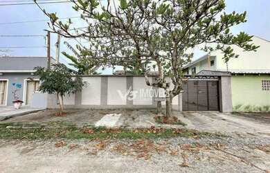 Imagem: A casa possui 4 Dormitórios, 1 Banheiro, 4 Vagas na garagem