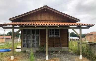 Imagem: A casa possui 2 Dormitórios, 1 Banheiro, 1 Vaga na garagem