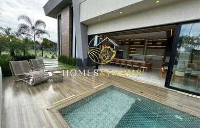 Imagem: A casa possui 4 Dormitórios, 5 Banheiros, 4 Vagas na garagem