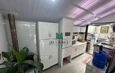 Imagem: A casa possui 3 Dormitórios, 1 Banheiro, 2 Vagas na garagem