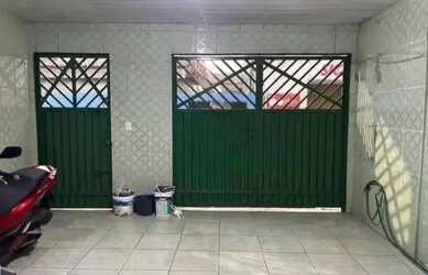 Imagem: A casa possui 3 Dormitórios, 2 Banheiros, 2 Vagas na garagem