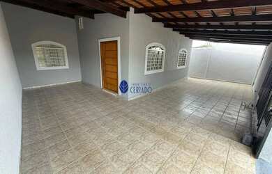 Imagem: A casa possui 3 Dormitórios, 1 Banheiro, 2 Vagas na garagem