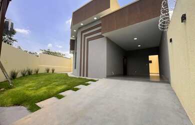 Imagem: A casa possui 3 Dormitórios, 2 Banheiros, 4 Vagas na garagem