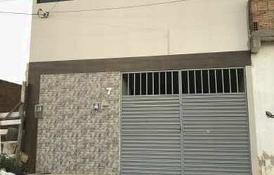 Imagem: A casa possui 3 Dormitórios, 2 Banheiros e 1 Vaga na garagem