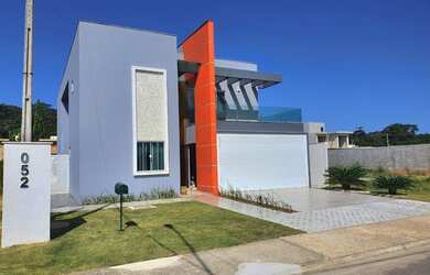 Imagem: A casa possui 4 Dormitórios, 5 Banheiros, 3 Vagas na garagem