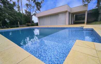 Imagem: A casa possui 3 Dormitórios, 5 Banheiros, 5 Vagas na garagem