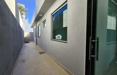 Imagem: A casa possui 3 Dormitórios, 2 Banheiros, 2 Vagas na garagem