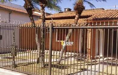 Imagem: A casa possui 3 Dormitórios, 2 Banheiros, 3 Vagas na garagem