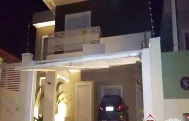 Imagem: A casa possui 4 Dormitórios, 3 Banheiros, 2 Vagas na garagem