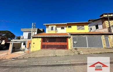 Imagem: A casa possui 3 Dormitórios, 2 Banheiros, 3 Vagas na garagem