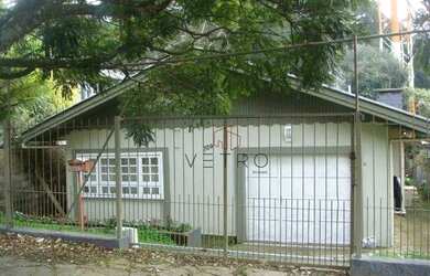 Imagem: A casa possui 3 Dormitórios, 1 Banheiro, 3 Vagas na garagem