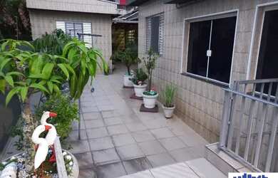 Imagem: A casa possui 3 Dormitórios, 2 Banheiros, 2 Vagas na garagem