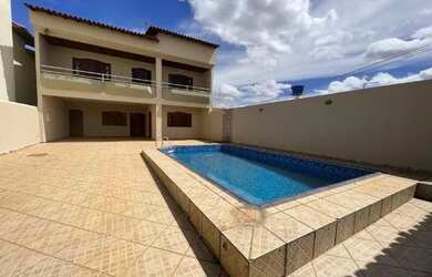 Imagem: A casa possui 4 Dormitórios, 4 Banheiros, 5 Vagas na garagem