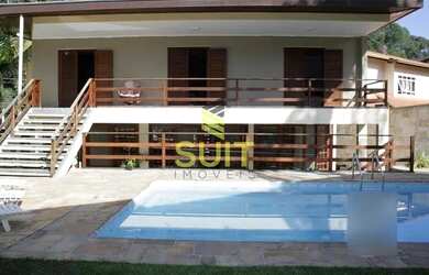 Imagem: A casa possui 4 Dormitórios, 4 Banheiros, 2 Vagas na garagem