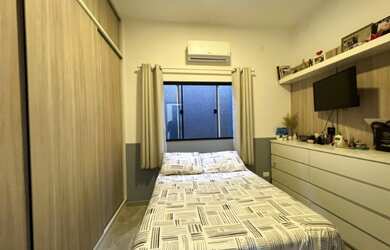 Imagem: A casa possui 3 Dormitórios, 2 Banheiros, 4 Vagas na garagem