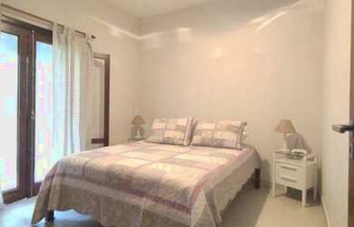 Imagem: A casa possui 4 Dormitórios, 5 Banheiros, 4 Vagas na garagem