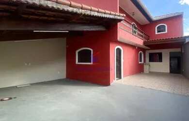 Imagem: A casa possui 3 Dormitórios, 2 Banheiros, 4 Vagas na garagem