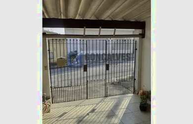 Imagem: A casa possui 3 Dormitórios, 2 Banheiros, 2 Vagas na garagem