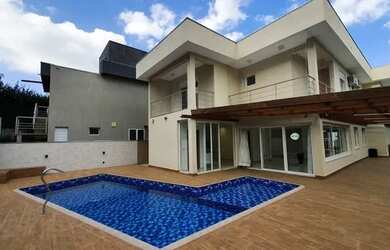 Imagem: A casa em condomínio possui 4 Dormitórios, 5 Banheiros, 5