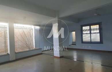 Imagem: O depósito possui 4 Vagas na garagem e 307m² de Área e está