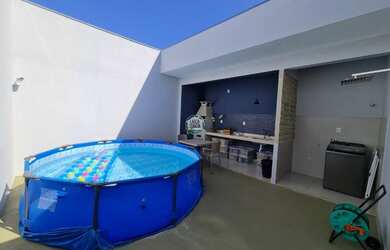 Imagem: A casa possui 3 Dormitórios, 2 Banheiros, 2 Vagas na garagem