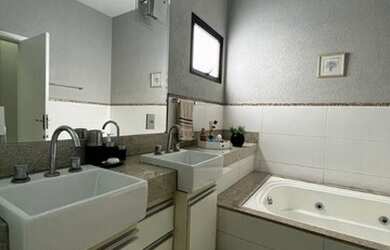 Imagem: A casa em condomínio possui 3 Dormitórios, 5 Banheiros, 2