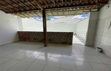 Imagem: A casa possui 3 Dormitórios, 2 Banheiros, 1 Vaga na garagem