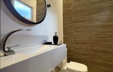 Imagem: A casa em condomínio possui 4 Dormitórios, 5 Banheiros, 4