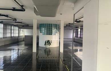 Imagem: O depósito possui 5 Vagas na garagem, 1.271m² de Área e