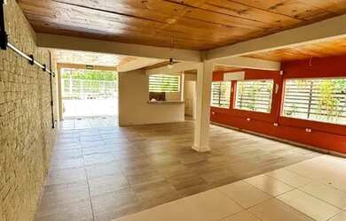 Imagem: O depósito possui 4 Vagas na garagem, 190m² de Área e está