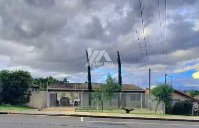 Imagem: A casa possui 4 Dormitórios, 3 Banheiros, 3 Vagas na garagem