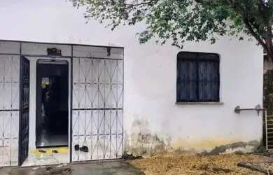 Imagem: A casa possui 2 Dormitórios, 2 Banheiros, 2 Vagas na garagem