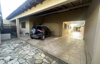 Imagem: A casa possui 3 Dormitórios, 1 Banheiro, 3 Vagas na garagem