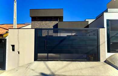 Imagem: A casa possui 3 Dormitórios, 2 Banheiros, 93m² de Área e