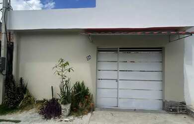 Imagem: A casa possui 2 Dormitórios, 2 Banheiros, 2 Vagas na garagem