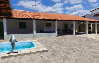 Imagem: A casa possui 4 Dormitórios, 4 Banheiros, 5 Vagas na garagem