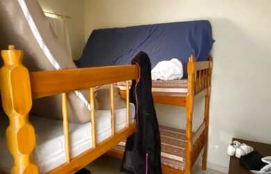 Imagem: A casa possui 2 Dormitórios, Acomodam 8 pessoas, 3 Vagas na